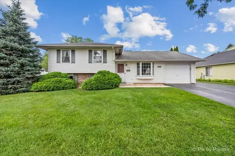740 Country Ln S, Roselle, IL 60172