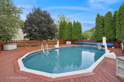 Exterior - 1971 Tunbridge Ct, Algonquin, IL 60102 photo 6 of 8