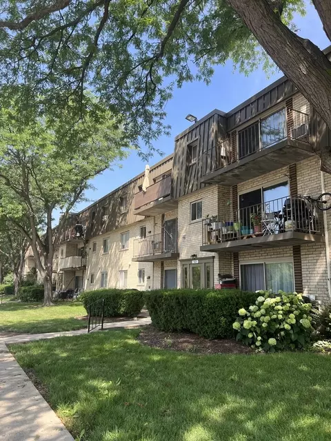 565 Fairway View Dr #2L, Wheeling, IL 60090