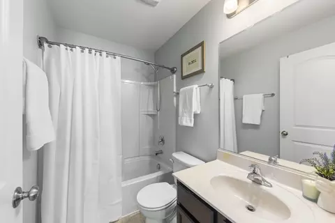 Bath - 3627 Daisy Ln, Elgin, IL 60124 photo 3 of 3