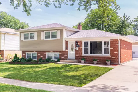 7 N Lincoln Ave, Addison, IL 60101