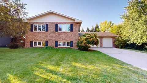 6 Saddlewood Ct, Sugar Grove, IL 60554