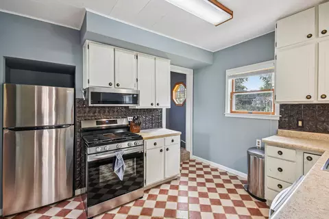 Kitchen - 402 E Van Buren St, Ottawa, IL 61350 photo 3 of 4