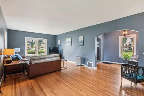 Living - 402 E Van Buren St, Ottawa, IL 61350 photo 1 of 3