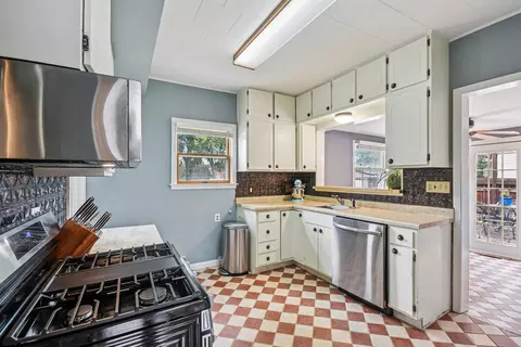 Kitchen - 402 E Van Buren St, Ottawa, IL 61350 photo 1 of 4