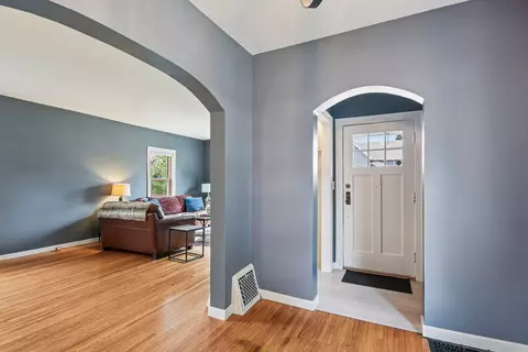 Entry Way - 402 E Van Buren St, Ottawa, IL 61350 photo 2 of 4