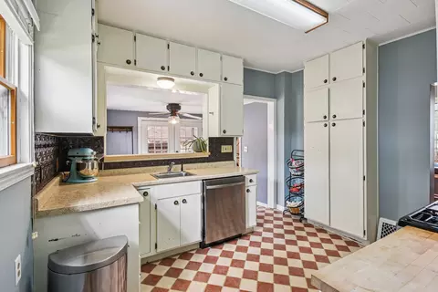 Kitchen - 402 E Van Buren St, Ottawa, IL 61350 photo 2 of 4