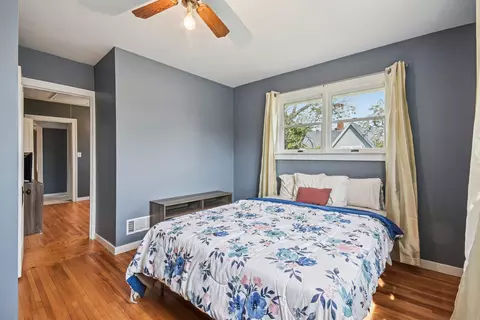 Bedroom - 402 E Van Buren St, Ottawa, IL 61350 photo 4 of 6