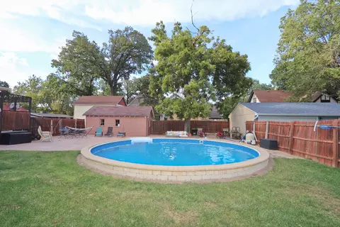 Exterior - 402 E Van Buren St, Ottawa, IL 61350 photo 9 of 10