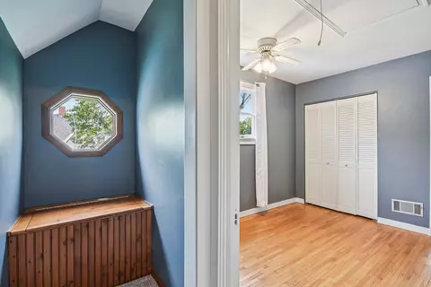 Entry Way - 402 E Van Buren St, Ottawa, IL 61350 photo 4 of 4