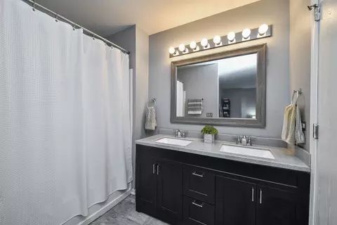 Bath - 772 Panorama Ct, Aurora, IL 60502 photo 2 of 3