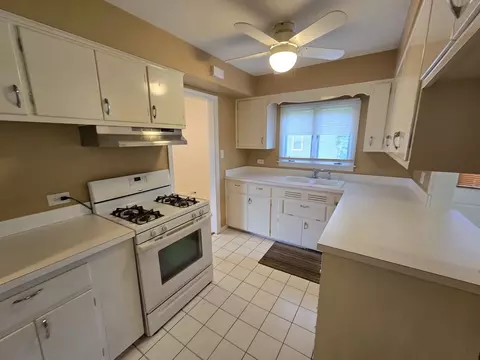 Kitchen - 3620 Arthur Ter, Markham, IL 60426 photo 3 of 3