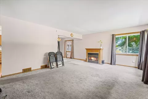 3815 Cheyenne Rd, Gurnee, IL 60031 photo 3