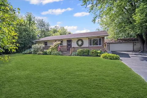 3815 Cheyenne Rd, Gurnee, IL 60031 photo 2