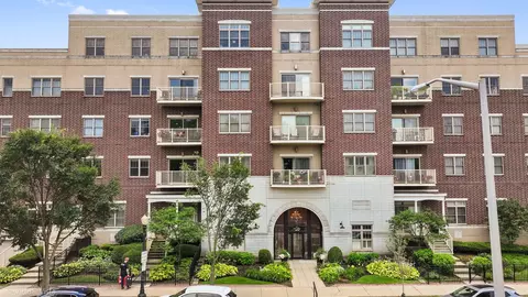 965 Rogers St #402, Downers Grove, IL 60515