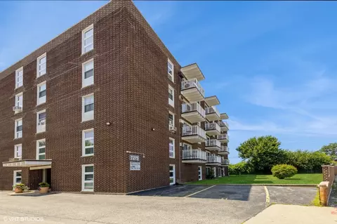 7225 W Higgins Ave #101, Chicago, IL 60656