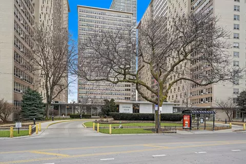 3950 N Lake Shore Dr #1728, Chicago, IL 60613