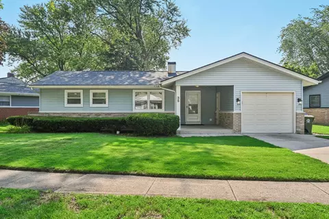 35 Wildwood Rd, Elk Grove Village, IL 60007