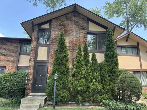 18 W168 Standish Ln, Villa Park, IL 60181