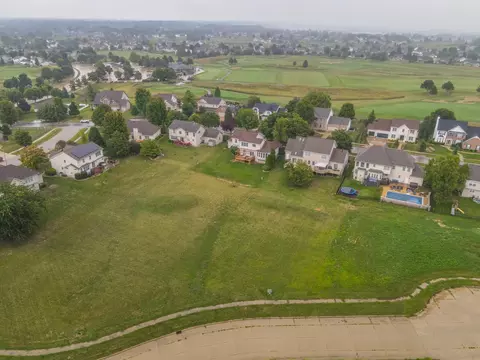 70 Pebblebrook Ct, Bloomington, IL 61705