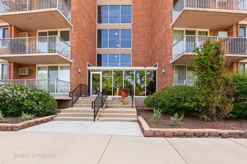2211 S Highland Ave #4B, Lombard, IL 60148