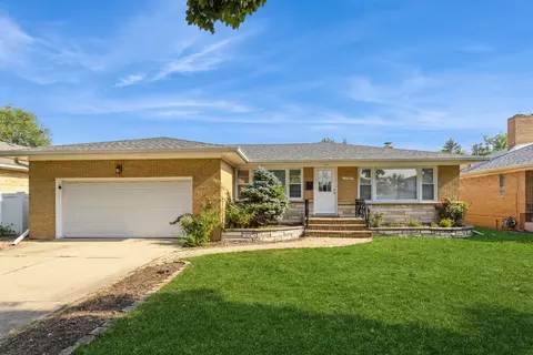 5018 Dobson St, Skokie, IL 60077