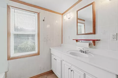Bath - 120 Cedardel St, Mchenry, IL 60051 photo 2 of 2