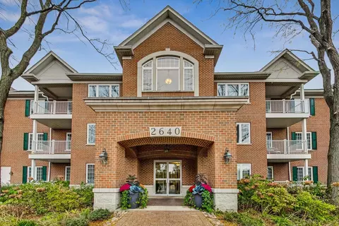 2640 Summit Dr #110, Glenview, IL 60025