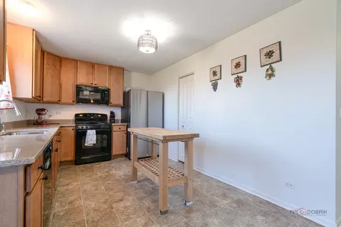 Kitchen - 39862 Waterloo Dr, Beach Park, IL 60083 photo 2 of 4
