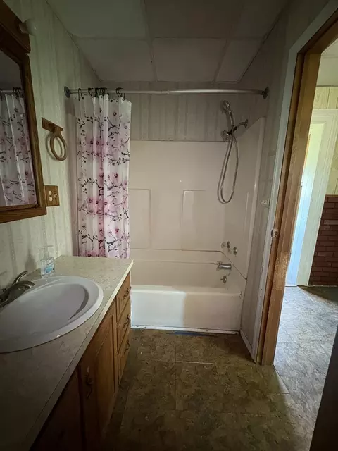 Bath - 411 Depot St, Mazon, IL 60444 photo 1 of 5