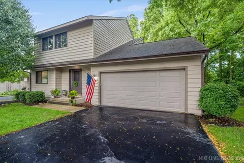 1592 Kirkwood Dr #1592, Geneva, IL 60134