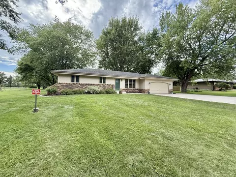 8366 N Canary Dr, Stillman Valley, IL 61084