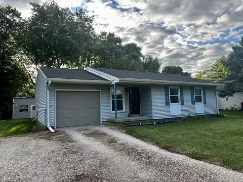 9 Kirkwood Dr, Clinton, IL 61727