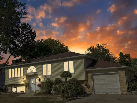 1220 Comet Dr, Aurora, IL 60505
