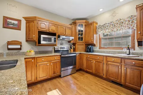 2418 Bennington Ln, Mchenry, IL 60050 photo 4