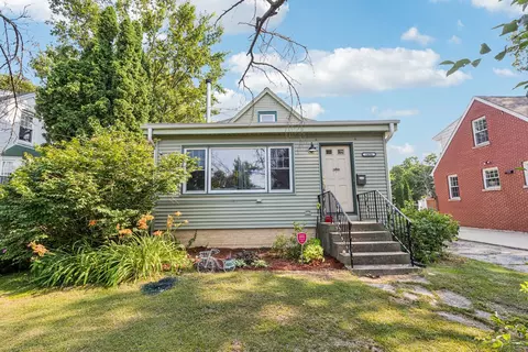 1656 Harding Rd, Northfield, IL 60093