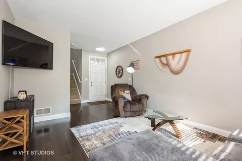 Living - 531 Horizon Dr, Bartlett, IL 60103 photo 1 of 2