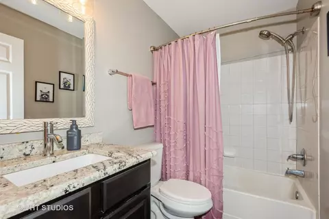 Bath - 531 Horizon Dr, Bartlett, IL 60103 photo 3 of 3