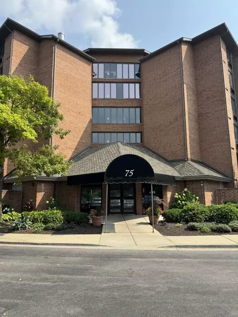 75 Kristin Cir #302, Schaumburg, IL 60195