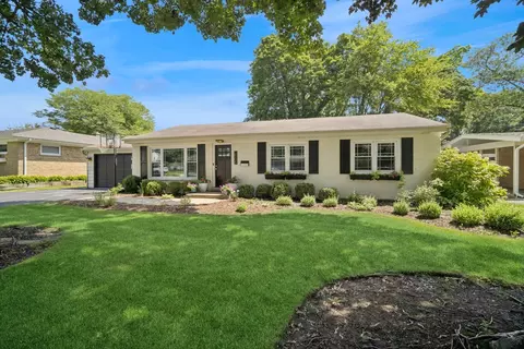 505 Pine Ct, Lake Bluff, IL 60044