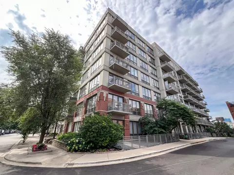 1000 N Kingsbury St #102, Chicago, IL 60610