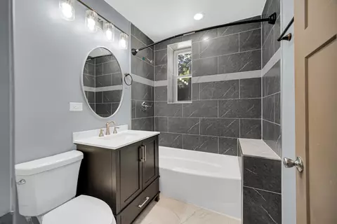Bath - 5757 S Aberdeen St, Chicago, IL 60621 photo 1 of 3