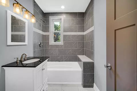 Bath - 5757 S Aberdeen St, Chicago, IL 60621 photo 2 of 3