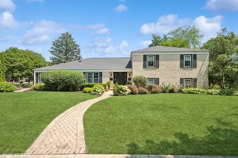 1413 Blackthorn Dr, Glenview, IL 60025