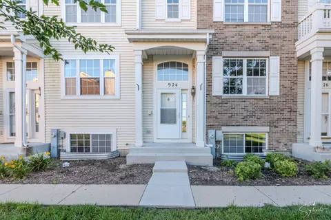 924 Clover Ln, Pingree Grove, IL 60140
