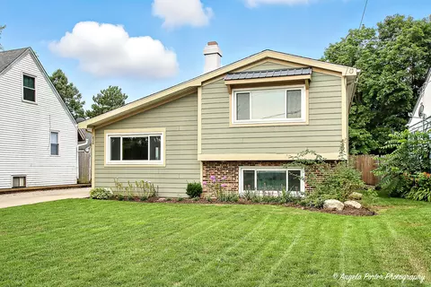 828 Ridge Ave, Mundelein, IL 60060