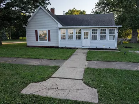 307 S Vine St, Sadorus, IL 61872