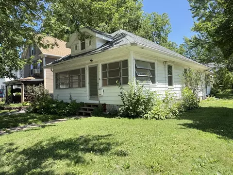 1557 S Oak Ave, Freeport, IL 61032