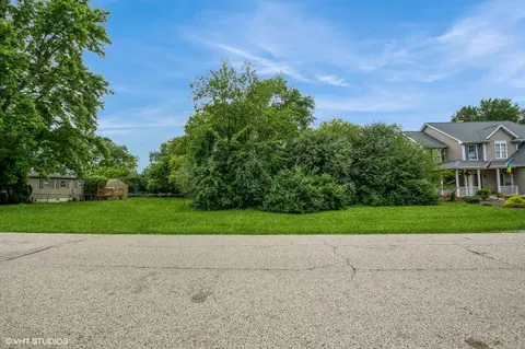 5511 Greenview Rd, Oakwood Hills, IL 60013