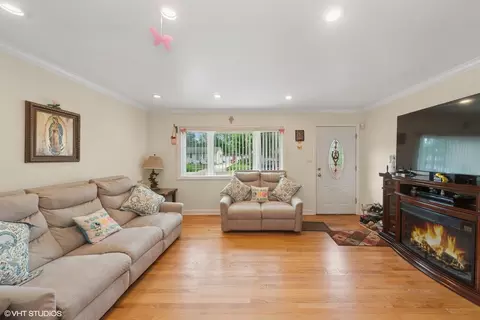Living - 908 N Norman Ln, Wheeling, IL 60090 photo 1 of 1
